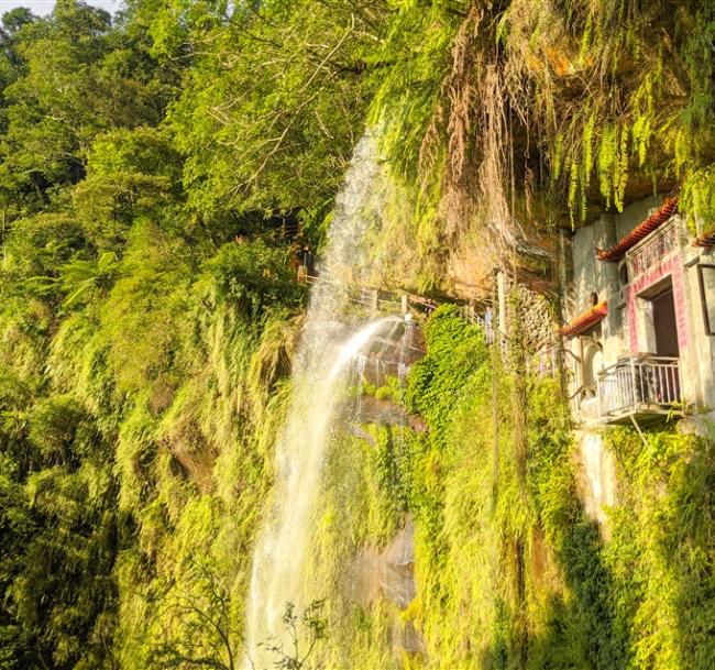 大人囝仔｜台北旅遊｜參觀總統府、IG秘境銀河洞、參拜龍山寺、剝皮寮歷史街區、南港老爺二日遊｜高雄台南出發