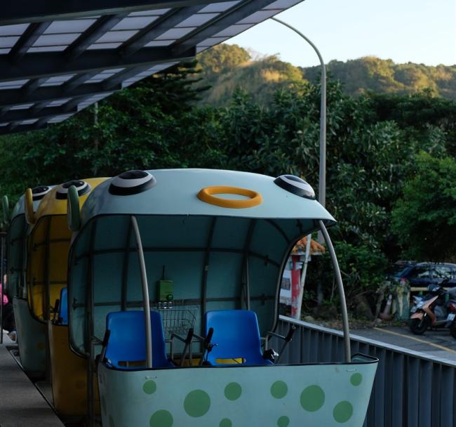 基隆旅遊｜大人囝仔｜深澳鐵道自行車.療癒望海步道望幽谷.基隆廟口美食一日｜中部出發