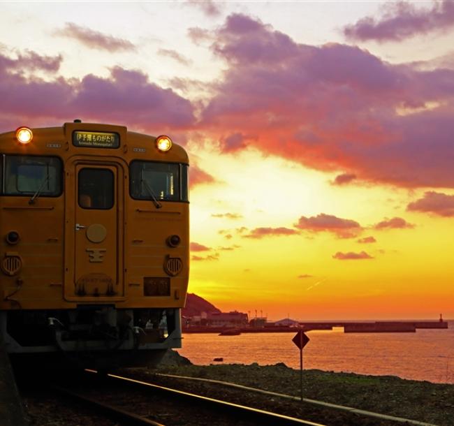 輕奢行｜四國雙鐵道6日｜台中出發．伊予灘夕陽列車．走讀大洲城下町．高知蔦屋書店｜高松進出四溫泉