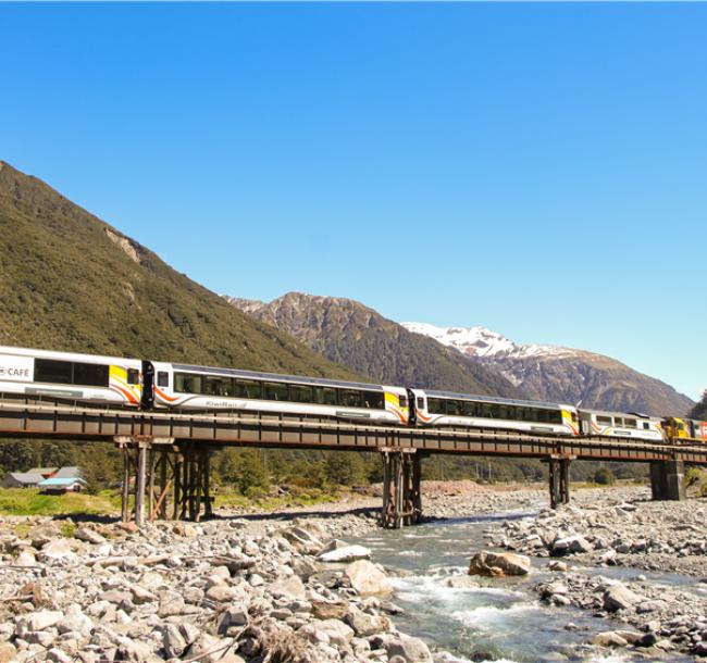 紐西蘭旅遊｜《每月一物》升等五星·飛越米佛峽灣·高山觀景火車·毛利文化·懷托摩雙洞·美食美酒·南北島12日(國泰)