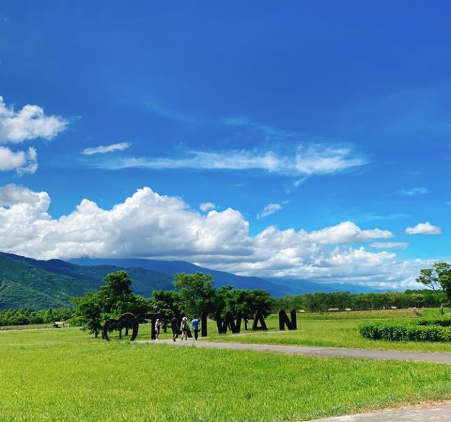 環島．高鐵台鐵兩人成行｜藍皮解憂號、山里教堂、縱谷鐵馬遊、蝴蝶谷泡湯、台北自由四日｜高雄出發