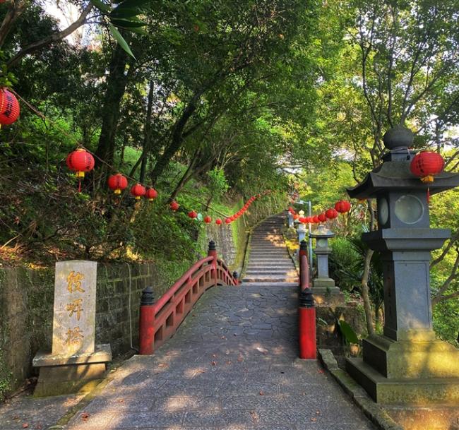 新北旅遊｜大人囝仔｜拱北殿賞楓.野柳地質公園.龜吼漁夫市集一日｜中部出發