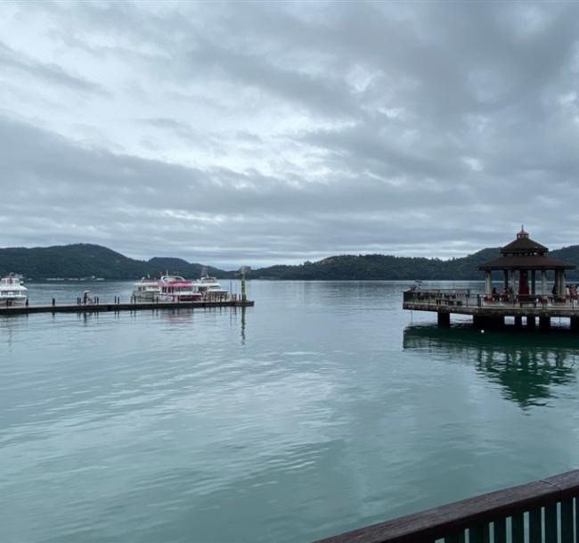 南投旅遊｜【出去走走】向山遊客中心.伊達邵碼頭親水木棧道.半山夢工廠~生命樹１日｜高雄出發