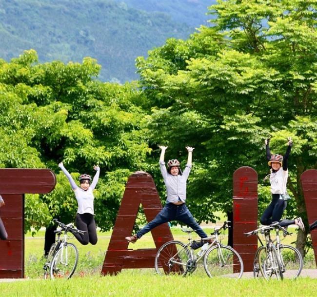 鐵道旅遊│洄家挺花蓮│全程無自理餐、大農大富龍貓隧道、瑞穗牧場、產地風味｜瑞穗溫泉二日