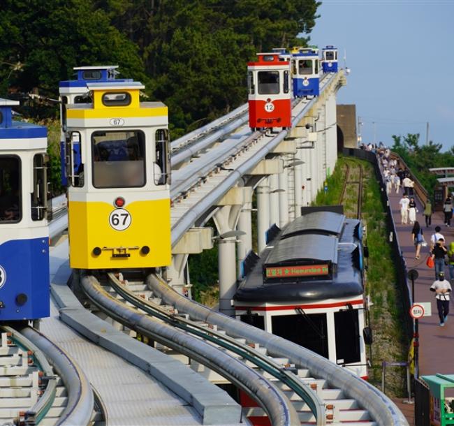 釜山旅遊｜海雲台膠囊列車.甘川洞彩繪文化村.樂天OUTLET.網美海景咖啡廳四日(一站購物彩妝)