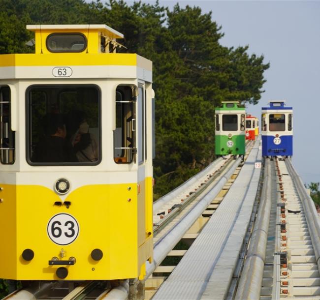 金蛇迎春折2千｜釜山旅遊｜海雲台膠囊列車．甘川洞尋小王子．韓服體驗遊古宅．紅白燈塔．嚐鮮長腳蟹(一站購物彩妝)五日｜高雄