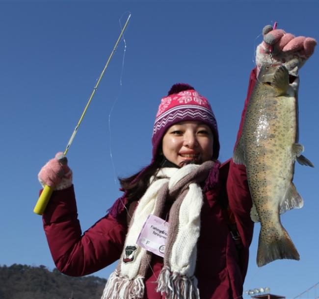 過年特惠｜首爾｜大年初一｜升等住明洞彩鴻.華川冰魚節《冰釣鱒魚_烤鱒魚_冰上雪橇》.南怡島雪境.瀑布Café.逛明洞四日