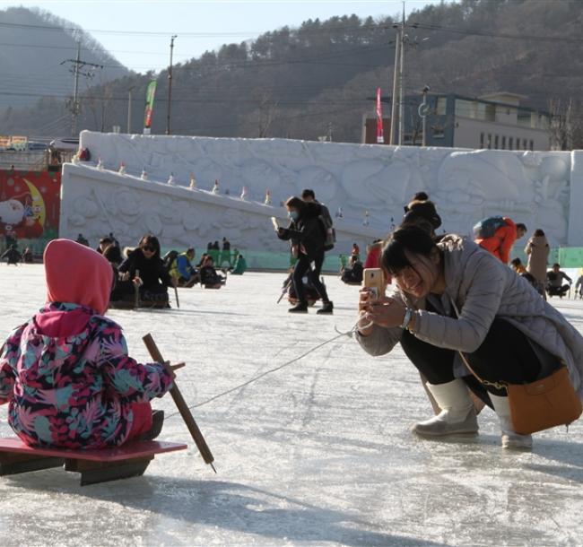 金蛇賀歲折3000｜滑雪渡假村乙晚｜玩翻華川冰魚節慶典．釣鱒魚．滑雪橇．採果樂．樂天水族館(一站購物彩妝)五日｜高雄