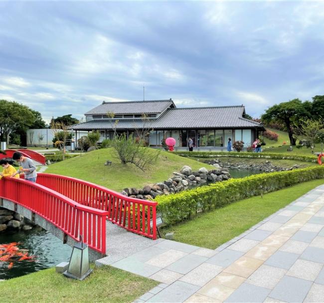 宜蘭旅遊｜崙埤櫻花飛．綠舞日式園區．宜蘭餅發明館．舊城商圈美食一日｜大人囝仔