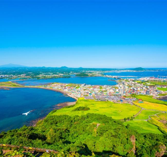 慢遊濟州半自助｜一日自由活動.連住市區飯店兩晚.牛島海洋公園.世界遺產城山日出峰.光之地堡.超市補貨(一站彩妝購物)五日