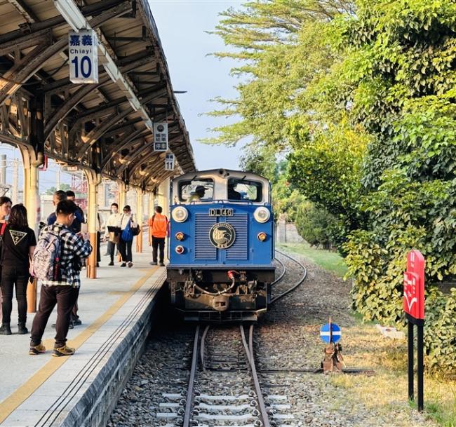 嘉義｜阿里山櫻花季｜獨家栩悅號『北門站➔奮起湖』森林導覽列車.頂湖環湖步道.龍雲農場1泊2食二日｜高雄出發