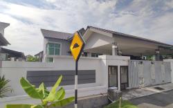 Aurora Homestay (Fully Aircond Room & Liv. Hall)