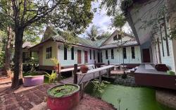 Aioun At Amphawa