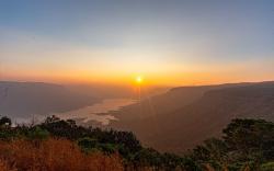 CosmicStays Evergreen Cascade-Hidden Gem in Forest