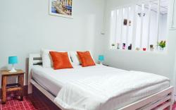 Adjoining house for 10 guests