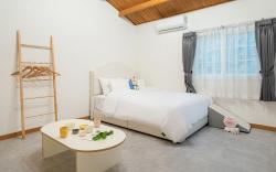 Jeju Dangdangi Dog Pension Black