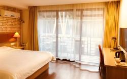 Home Inn Harbin West Station Xuefu Road 2nd Affiliated Hospital Metro Station