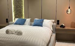 Executive Suite Modern 32