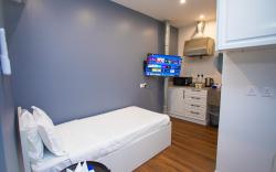 Studio with single bed and outdoor seating 5
