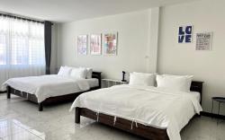 NOOM: KimYong by Day, LeeGarden by Night