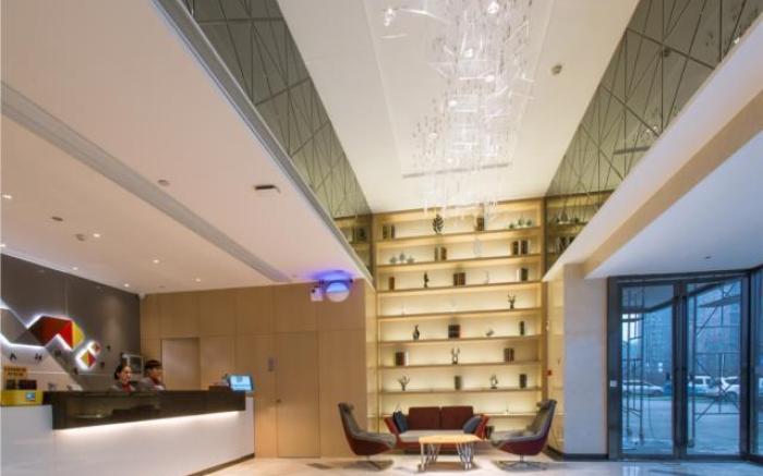 Borrman Hotel Qianjiang High-speed Railway Station Lobster City