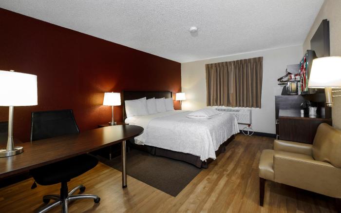 Red Roof PLUS+ & Suites Malone