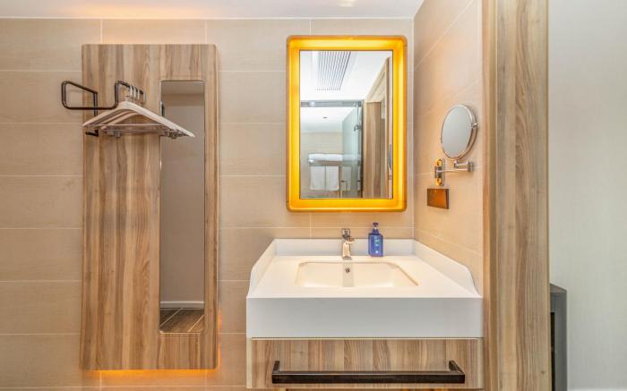 Hanting Hotel Shanghai Huaihai Zhong Road Metro Station
