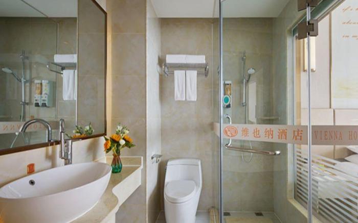 Vienna Hotel Guangxi Hezhou Shizheng Square