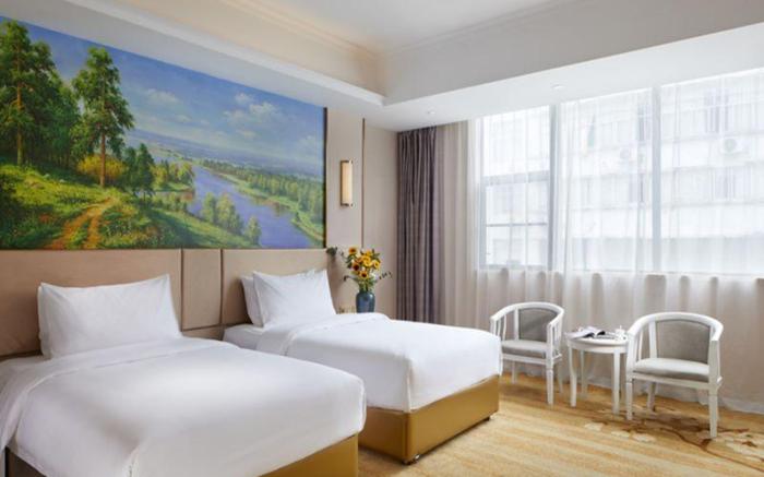 Vienna Hotel Guangxi Hezhou Shizheng Square