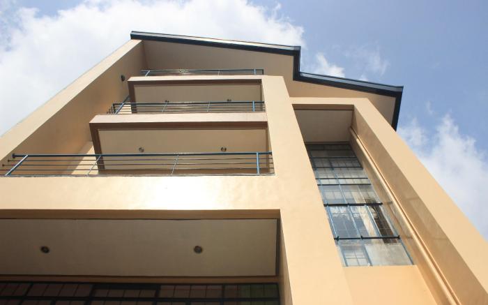 THE HALFHOUSE BY ELMAR CABIN