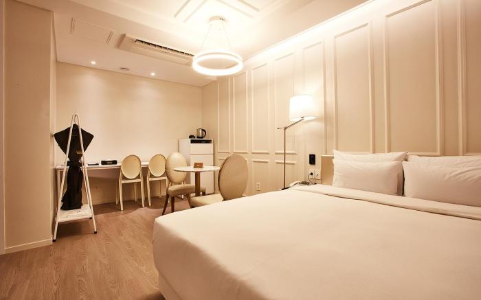 Hotel Wanted