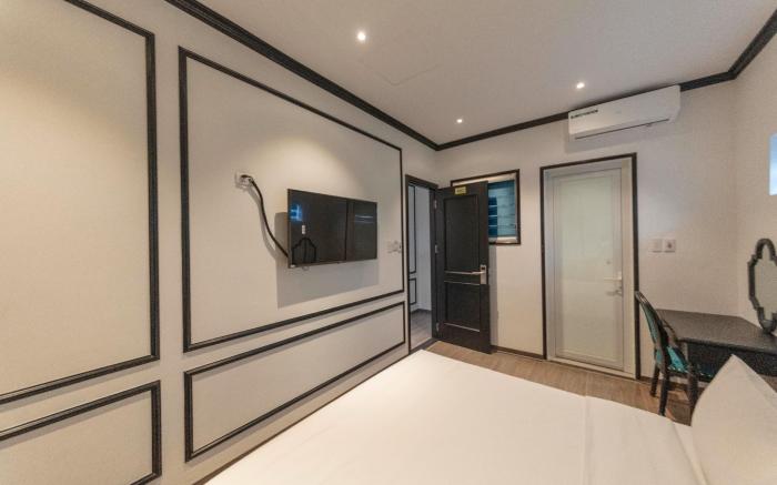 Azen Lakeside Hotel  & Travel