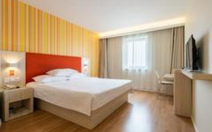 Home Inn Dalian Zhuanghe Times Square Qiansheng Department Store