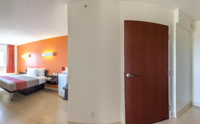 Motel 6 Kingston, ON