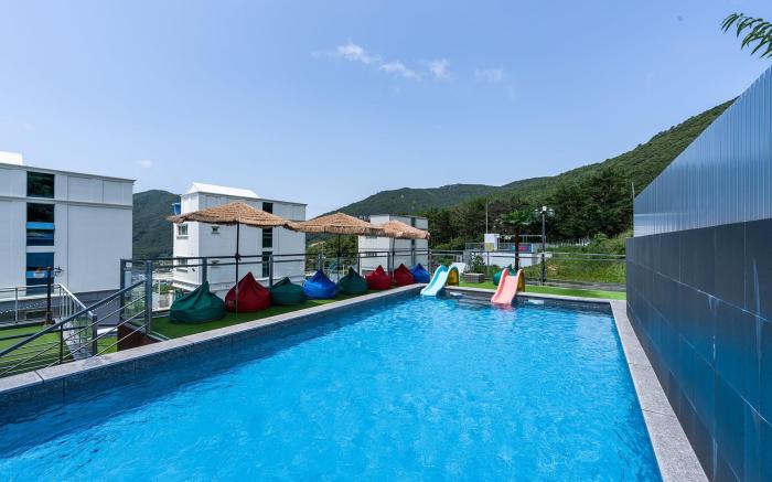 Mr. Jun Kids Pool Villa