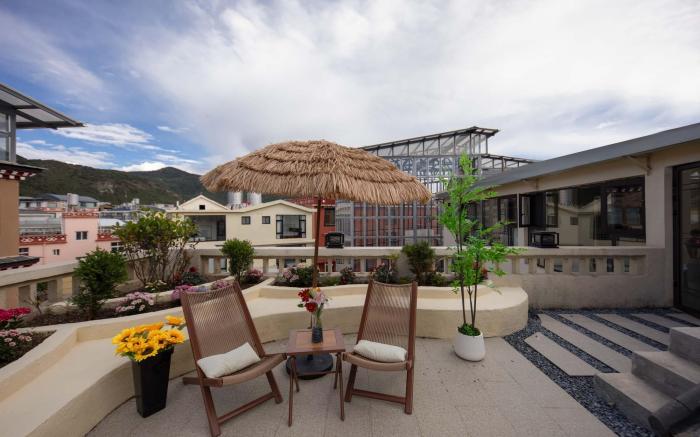 Qiyu Xiaoyuan B&B (Dukezong Ancient City East Gate)