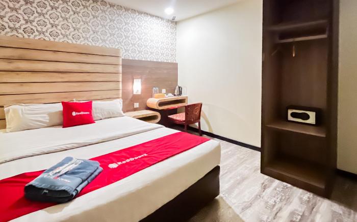 RedDoorz Plus @ Paragon Nagoya Hotel Batam
