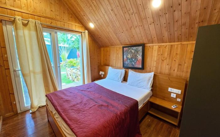 Oakridge Cottages 2BR with Pool by Homeyhuts