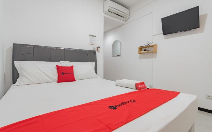 RedDoorz Syariah @ Afifah Guest House near Bikasoga Sport Center