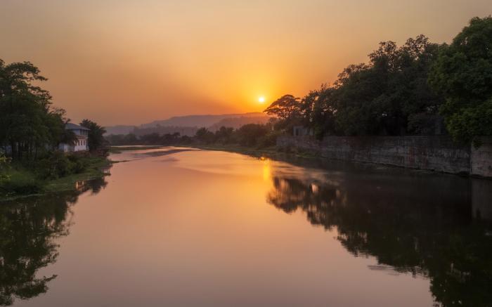 Vintage Estate - Lakeside allure with vintage decor,A plunge pool & A lawn featuring a charming gaze