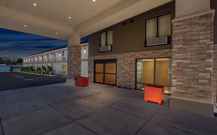 Red Roof PLUS+ & Suites Malone