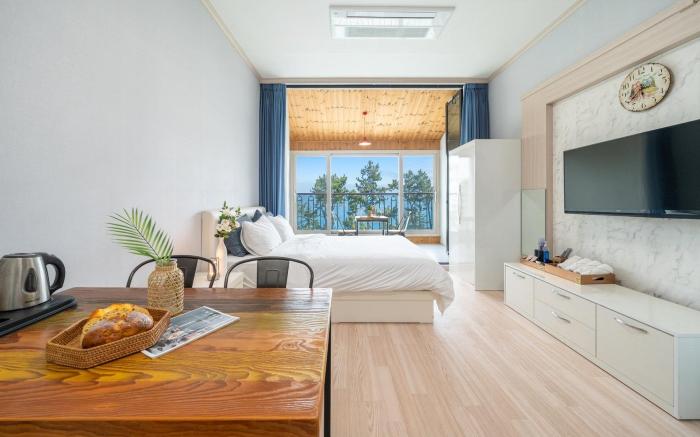 yeosu moraeal  pet heated pool pension