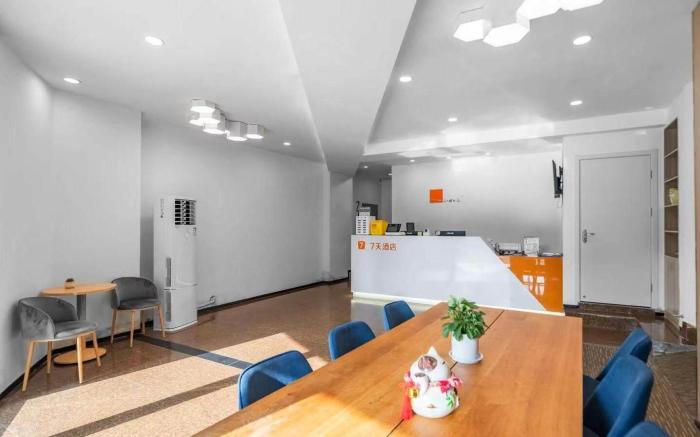 7 Days Inn Shanghai Oriental Pearl Yuanshen Road Metro Station