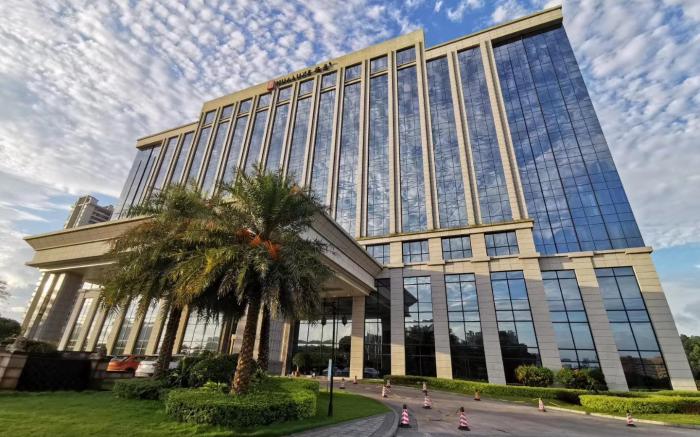 HUALUXE Yangjiang City Center By IHG