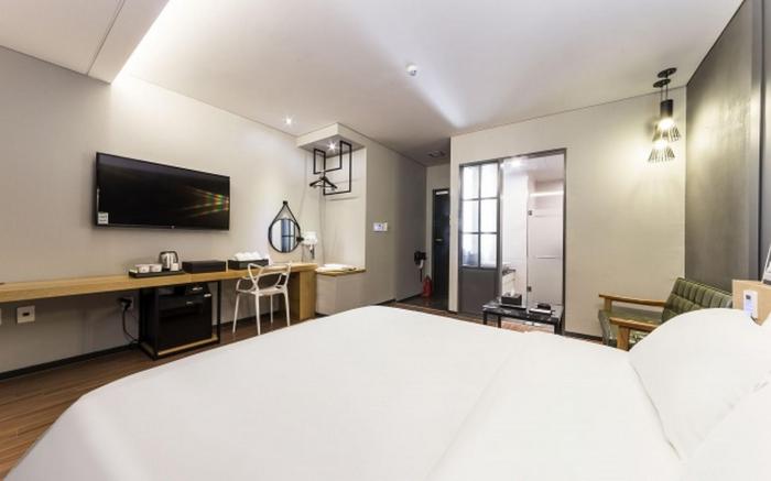 Gimpo Drive-in Contactless Hotel Louis