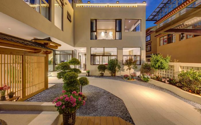 Qiyu Xiaoyuan B&B (Dukezong Ancient City East Gate)