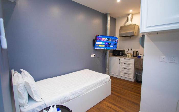 Studio with single bed and outdoor seating 5
