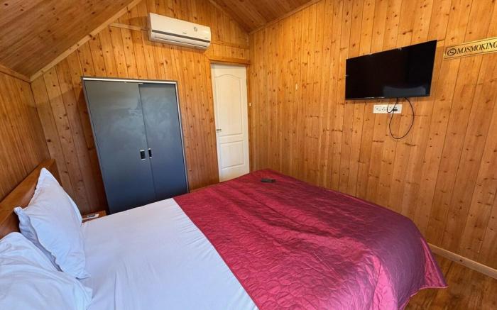 Oakridge Cottages 2BR with Pool by Homeyhuts