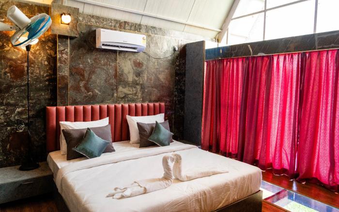 Sakhi Luxury Lake View Resort