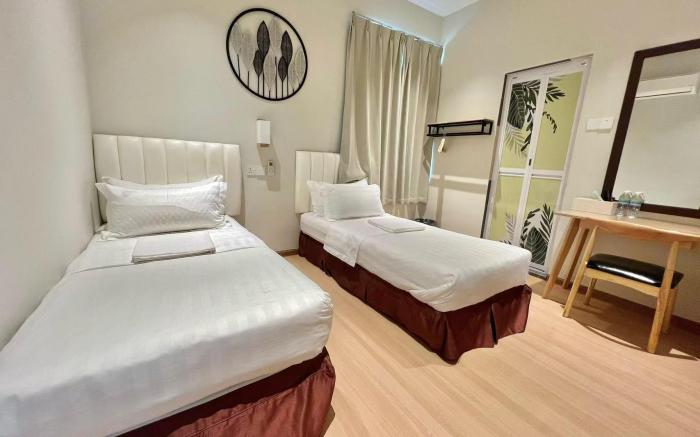 8 mins driving to T.C Beach@Holiday Guest House